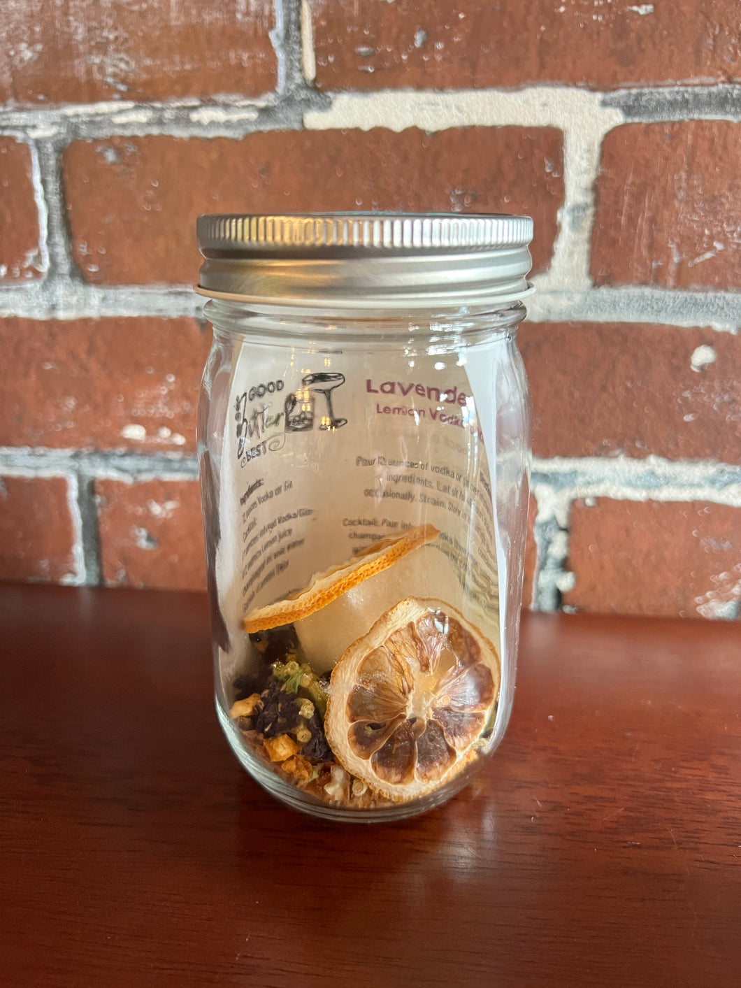 Infusión de licor de cítricos y flor de mariposa